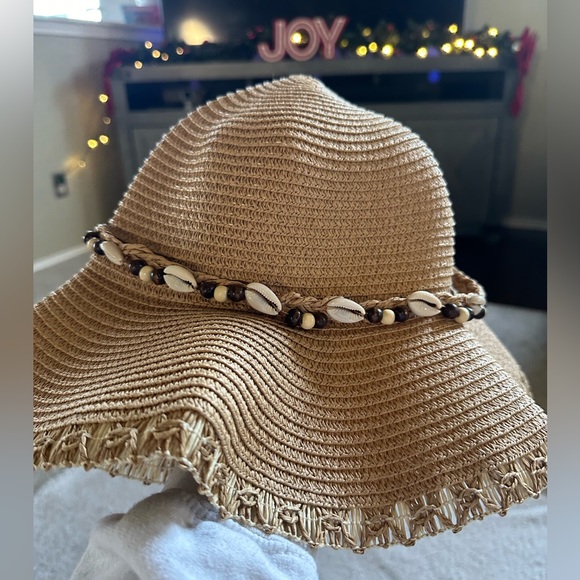 NWOT Shell Decor Straw Hat - One Size - Picture 3 of 3